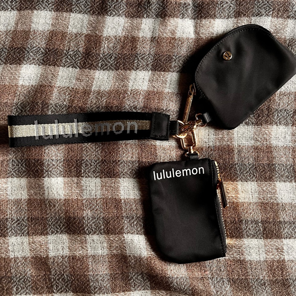 Lululemon dual pouch wristlet Black and gold brand new